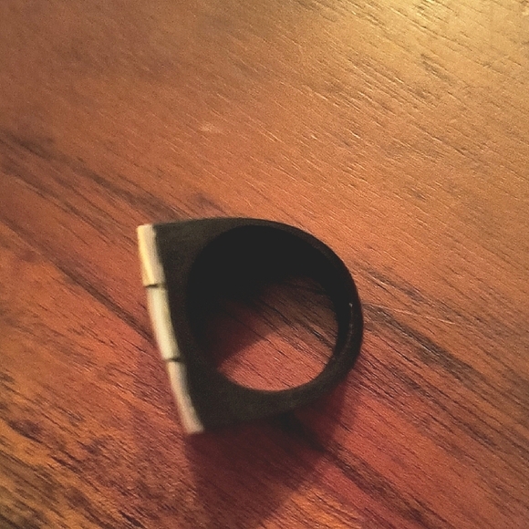 Brown Tortoiseshell Patterned Ring. Great Condition. Size 7 1/2 - Picture 4 of 5